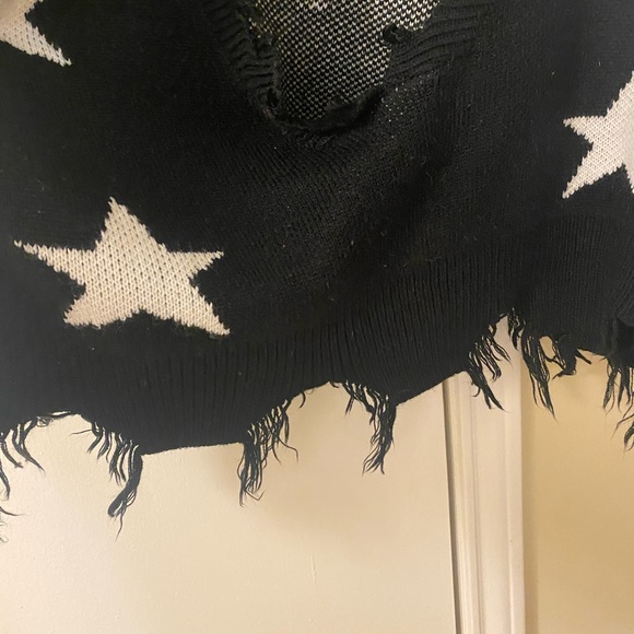 Zaful oversize cropped sweater. Never worn. The front is cropped. - Picture 2 of 3